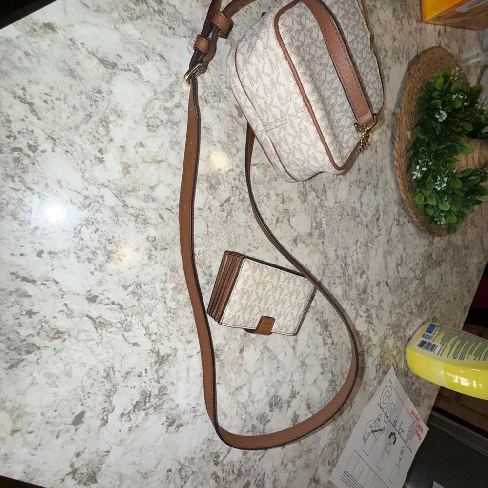 Michael Kors crossbody with Cream and Tan Card Holder - Picture 3 of 16